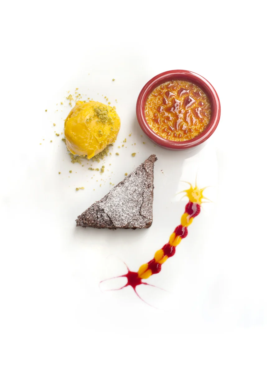 Crème brûlée mit Mangoeis und Schokoladentörtchen