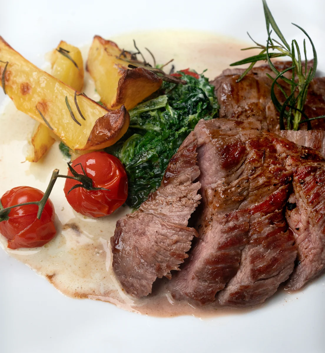 Flanksteak mit Spinat und Kirschtomaten