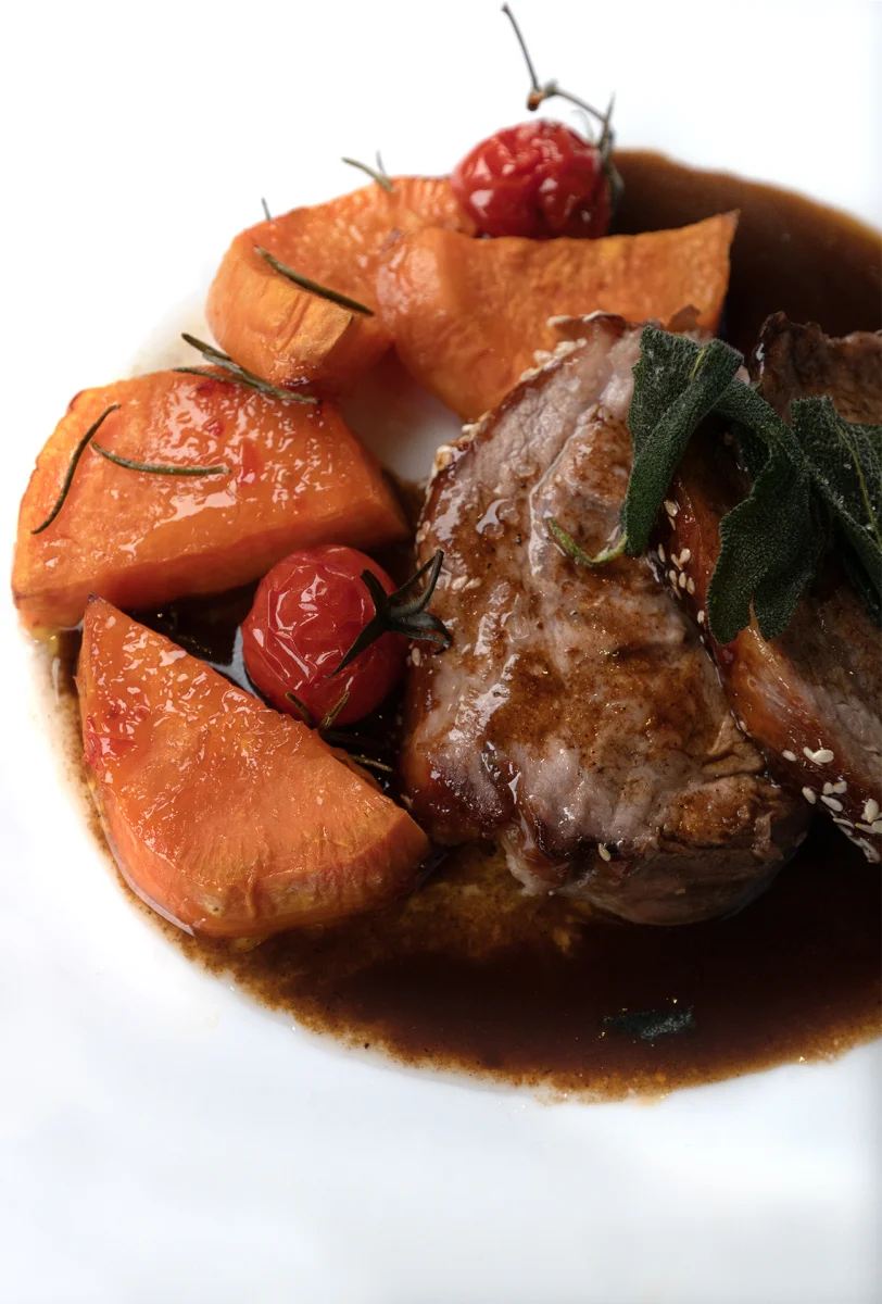 Schweinebraten mit Süßkartoffel und Kirschtomaten